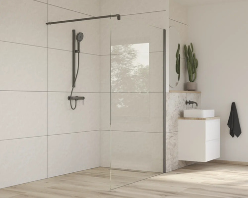 Salle de bains moderne avec cabine de douche, lavabo et décoration