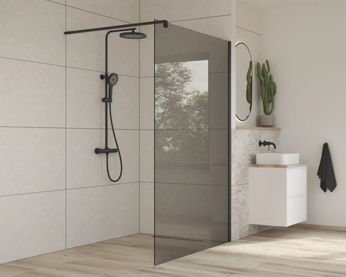 Salle de bains moderne avec paroi de douche en verre et robinetterie de douche