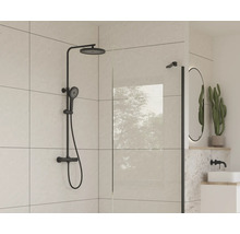 Salle de bains avec ensemble de douche noir et paroi de douche