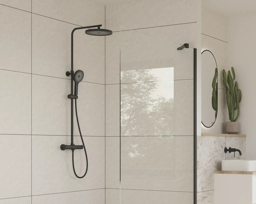 Salle de bains avec ensemble de douche noir et paroi de douche