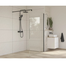 Modernes Badezimmer mit Duschwand, Armatur und Waschtisch
