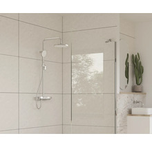 Badezimmer mit Duschabtrennung, Duschsystem und Waschbecken