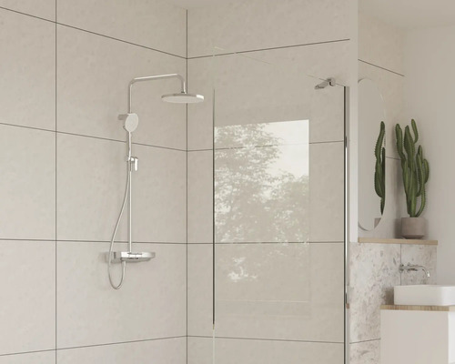 Badezimmer mit Duschabtrennung, Duschsystem und Waschbecken