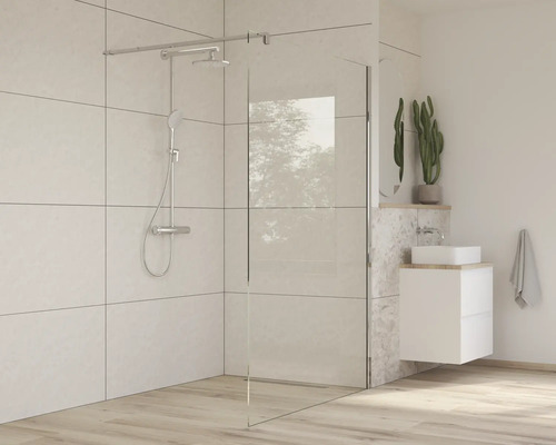 Douche à l'italienne avec robinetterie de douche et lavabo dans une salle de bain moderne