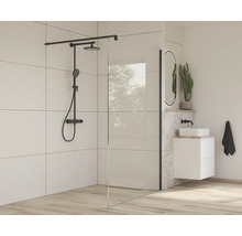 Salle de bain lumineuse avec paroi de douche, lavabo et robinetterie