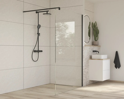 Salle de bain lumineuse avec paroi de douche, lavabo et robinetterie