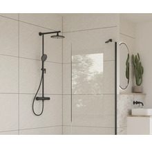 Robinet de douche avec douche de tête et douchette à main ainsi qu'une paroi de douche dans une salle de bain moderne.