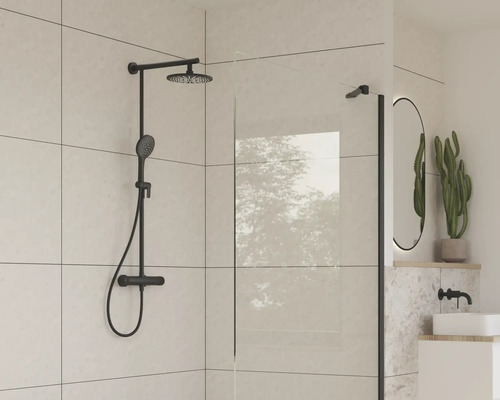 Robinet de douche avec douche de tête et douchette à main ainsi qu'une paroi de douche dans une salle de bain moderne.