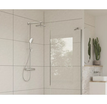 Cabine de douche avec douche de tête et douchette à main dans une salle de bain lumineuse