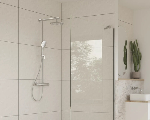 Cabine de douche avec douche de tête et douchette à main dans une salle de bain lumineuse