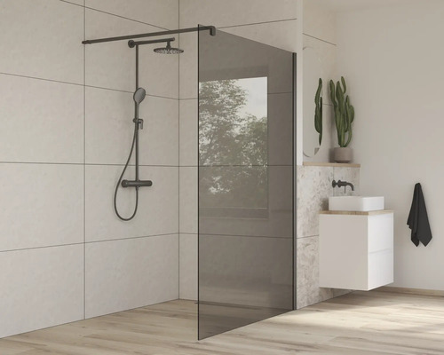 Salle de bain moderne avec paroi de douche en verre et robinetterie