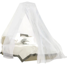 Lit avec moustiquaire pour la protection contre les insectes dans la chambre.