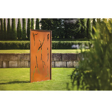 Dekorative Sichtschutzwand aus Metall mit ausgeschnittenem Muster im Garten