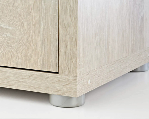 Detailaufnahme eines Möbelstücks mit Holzstruktur und Füßen