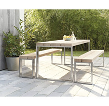 Scène de jardin avec table en bois et bancs sur une terrasse carrelée