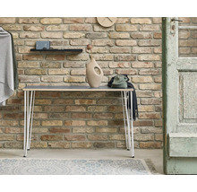 Scène avec console, décorations et mur de briques en arrière-plan