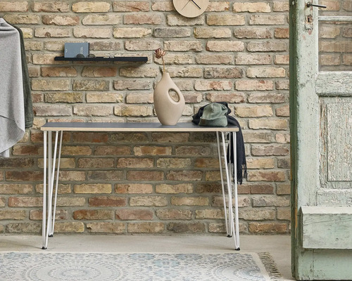 Scène avec console, décorations et mur de briques en arrière-plan