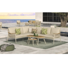 Loungegruppe mit Ecksofa, Couchtisch und Hocker im Aussenbereich.