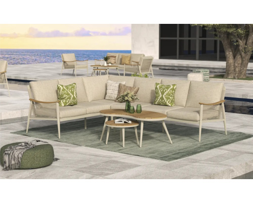 Loungegruppe mit Ecksofa, Couchtisch und Hocker im Aussenbereich.
