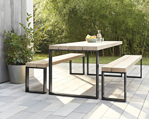 Scène de jardin avec table à manger et bancs en bois avec structure métallique