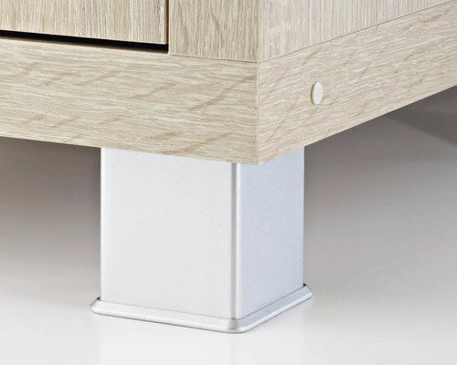 Detailansicht eines Möbelstücks mit Holzoptik und einem silberfarbenen, eckigen Bein.