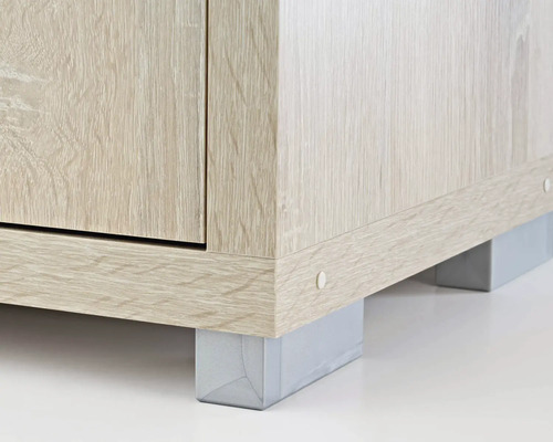 Detailaufnahme eines Holzschranks mit Füßen