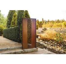 Scène de jardin avec un élément décoratif en métal à motif de feuilles