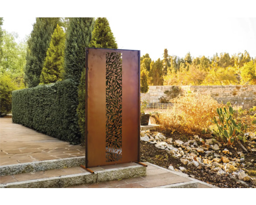 Scène de jardin avec un élément décoratif en métal à motif de feuilles