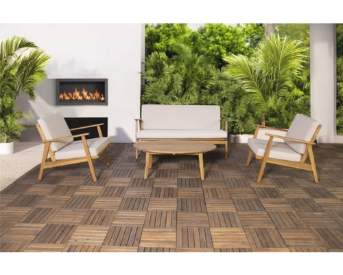 Gartenlounge-Set mit Sofa, Sesseln und Tisch auf Holzfliesen, ergänzt durch einen Wandkamin