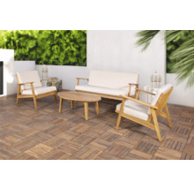 Gartenmöbelset mit Sofa, Sesseln und Tisch auf einer Terrasse