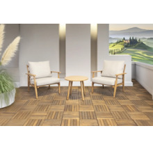 Terrasse mit zwei Holzstühlen, einem Tisch und Holzbodenfliesen.