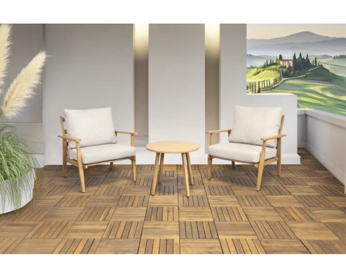 Terrasse mit zwei Holzstühlen, einem Tisch und Holzbodenfliesen.