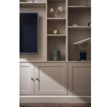 Regalwand mit Fernseher, Dekorationselementen und Schrankfächern