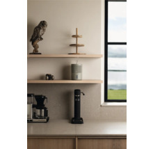 Helle Küche mit Regalen, Kaffeemaschine und Fenster