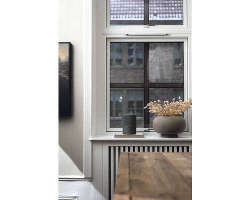 Rebord de fenêtre avec haut-parleur, livre et vase