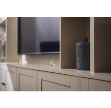 Purificateur d'air gris sur une armoire