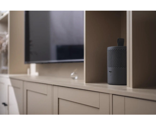 Purificateur d'air gris sur une armoire