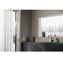 Cuisine moderne avec fenêtre, évier, robinet et divers accessoires de cuisine