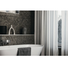 Salle de bain avec baignoire, rideau et étagère avec décorations