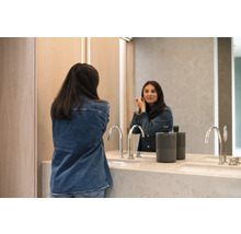 Salle de bains lumineuse avec double vasque, robinets et miroir