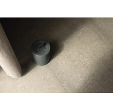 Purificateur d'air gris sur sol carrelé