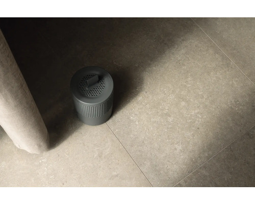 Purificateur d'air gris sur sol carrelé
