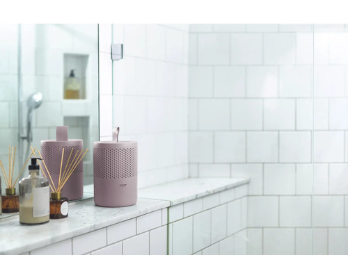 Badezimmer-Szene mit Badaccessoires und Luftbefeuchter auf einem Waschtisch
