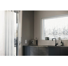 Moderne Küche mit Fenster, Spüle, Armatur und Lautsprecher