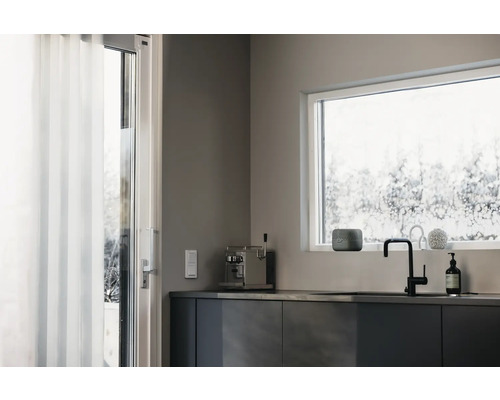 Moderne Küche mit Fenster, Spüle, Armatur und Lautsprecher