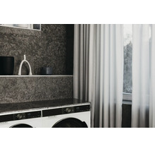 Modernes Badezimmer mit Waschmaschine, Ablage und Vorhang