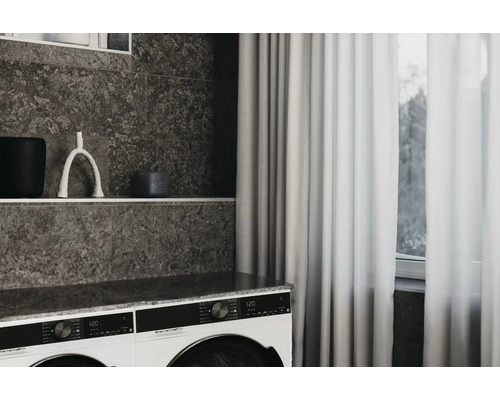 Modernes Badezimmer mit Waschmaschine, Ablage und Vorhang