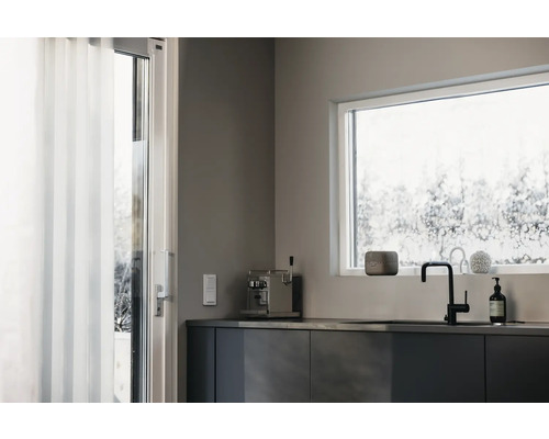 Moderne Küche mit Spüle, Armatur und Fenster