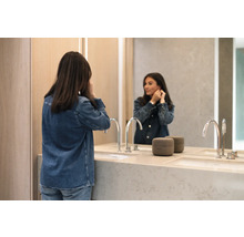 Modernes Badezimmer mit Doppelwaschbecken, Armaturen, Spiegel und tragbarem Lautsprecher
