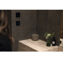 Modernes Badezimmer mit Waschbecken, Dekor und Luftreiniger